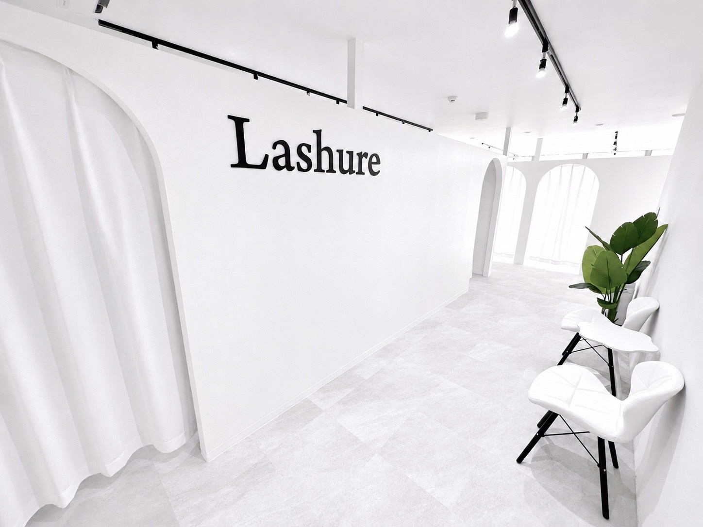 白いアーチとLashureのロゴサインが迎えるエントランス